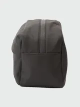Neceser de viaje Boss modelo Stormy, color negro con logo en relieve en el frente y cierre superior con cremallera.