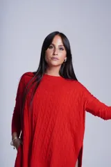 Sweater negro de punto con diseño de ochos, cuello redondo y mangas largas.