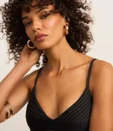 Top de bikini negro con breteles finos regulables y costuras contrastantes en color blanco.