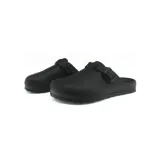 Zueco negro de goma con hebilla ajustable.