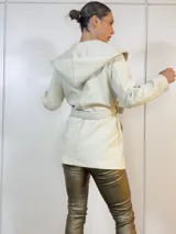 Saco de paño color nude con capucha, corte a la cadera y lazo para atar en la cintura.