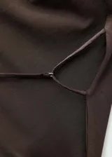 Top marrón con escote drapeado, cuello halter y espalda descubierta.