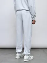 Pantalón de jogging azul marino de felpa sin friza, con puños elásticos y logo de Umbro bordado en celeste.