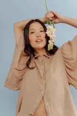 Camisa blanca de lino con cuello clásico y mangas cortas amplias.