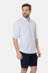 Bermuda color beige de corte recto, con bolsillos cargo laterales y confeccionada en lino.