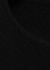 Musculosa negra de tejido de punto fino con cuello redondo y diseño entallado.