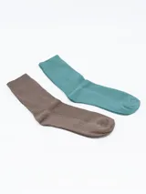 Pack de dos pares de medias de caña media, una color marrón y otra color celeste.