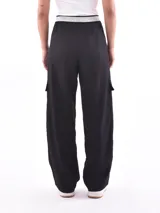 Pantalón negro de corte ancho con cintura elástica y bolsillos cargo.