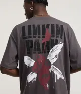 Remera gris con estampa del logo de la banda Linkin Park en el frente.