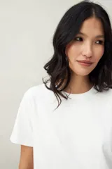 Remera blanca de algodón con cuello redondo y mangas cortas.