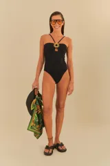 Traje de baño entero negro con estampado Sun-Tide, tirantes finos ajustables y espalda descubierta.