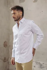 Camisa blanca con finas rayas verticales azules, de corte slim fit y manga larga.