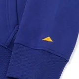 Buzo canguro verde oliva con capucha ajustable y cordones, bolsillo frontal y logo CAT estampado en blanco en el pecho.