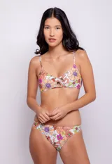 Parte inferior de bikini con estampado florido en tonos vibrantes.