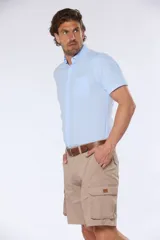 Bermuda cargo color beige confeccionada en algodón y spandex, con múltiples bolsillos y cinturón de cuero marrón.