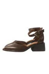 Zapato de cuero color marrón chocolate con punta cuadrada, corte lateral y pulsera al tobillo con hebilla dorada.