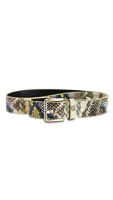 Cinto de símil cuero con estampado de reptil en degrade de colores y hebilla metálica plateada.