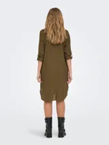 Vestido camisero midi color verde oliva, de lino, con cuello mao y mangas largas con trabilla para arremangar.