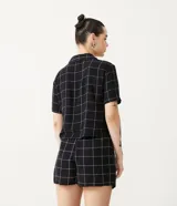 Camisa cropped de manga corta con estampado de cuadrillé.