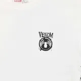 Camiseta blanca de manga corta con cuello redondo y estampado del logo de Venom en el pecho.