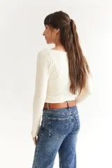 Cinto de cuero color marrón con hebilla metálica y tachas plateadas.