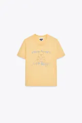 Camiseta color amarillo con efecto lavado, cuello redondo y mangas cortas. Estampado frontal con un oso de los Care Bears™ y la frase "free hugs".