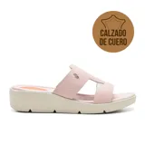 Sandalia casual de cuero negro con plataforma y tecnología Low Impact para absorción de impactos.