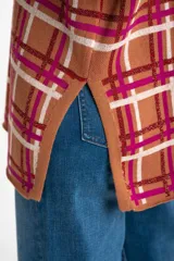 Sweater marrón con estampado de cuadros fucsia y blancos, de corte holgado y mangas largas.