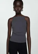 Top gris con tirantes finos, cuello halter y corte ajustado.