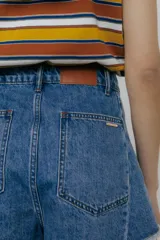 Short de jean de tiro alto, color negro lavado, con corte ancho y dobladillo deshilachado.