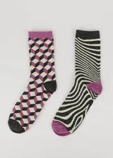 Pack de dos pares de medias de media caña con diseños geométricos y de cebra en blanco y negro, con detalles en color lila.