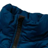 Campera puffer azul con cierre frontal, cuello alto y logo de la marca bordado en el pecho.