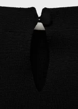 Vestido corto negro con cuello alto, sin mangas y corte evasé.