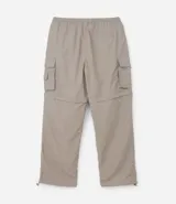 Pantalón paper touch color verde militar, con bolsillos laterales, cintura elástica y cordón de ajuste. Se convierte en bermuda gracias a un cierre a la altura de la rodilla.