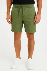 Bermuda verde militar de algodón, con cintura elástica ajustable con cordón.