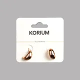 Aros colgantes dorados con forma de lágrima.