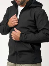 Campera negra de neopreno con capucha desmontable, cierre frontal, bolsillos laterales con cierre, puños ajustables y laterales elastizados.