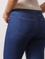 Jegging negro de calce ajustado, con pretina elastizada, bolsillos delanteros simulados y bolsillos traseros aplicados.