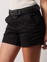 Short de jean azul oscuro, con pretina con pasadores, botón y cierre. Delantera con bolsillos. Botón en bolsillos traseros. Incluye cinturón trenzado marrón con hebilla redonda dorada.