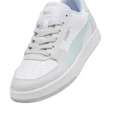 Championes Puma Caven 2.0 unisex, color blanco con detalles en marrón y negro. Zapatillas de estilo retro inspiradas en el baloncesto de los años 80, con plantilla SoftFoam para mayor comodidad.