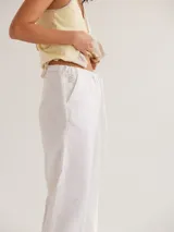 Pantalón bicolor de corte recto y ligeramente acampanado, con cintura regulable.