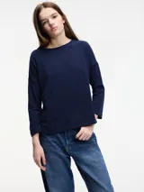 Sweater azul marino de manga larga con cuello redondo y bolsillo en el frente.