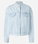 Campera trucker de jean celeste, con cuello alto, cierre con botones, bolsillos frontales y mangas largas.