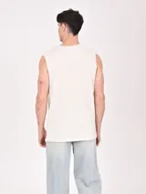 Musculosa blanca con estampado de palmeras rojas y texto "Closed for the weekend".