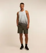 Bermuda deportiva color verde militar, sin estampado, con cintura elástica ajustable con cordón y bolsillo lateral con cierre.