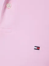 Chomba rosa de piqué de algodón elástico, corte regular, cuello clásico y logo de Tommy Hilfiger bordado en el pecho.