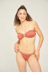 Corpiño strapless con copas preformadas fijas y bretel fijo que cruza en la espalda.