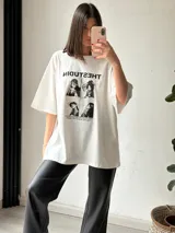 Remerón blanco de algodón con estampado de fotos en blanco y negro y texto en negro.
