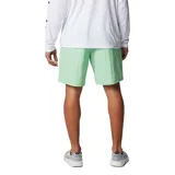 Short de baño negro con cintura elástica ajustable con cordón, bolsillos laterales de malla, bolsillo trasero con cremallera y forro interior de malla.