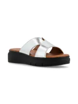 Sandalia plateada con capellada de cuero metalizado, suela anatómica, forro y plantilla de cuero, y suela de PU. Diseñada en Uruguay y fabricada en colaboración con Relaxshoe.